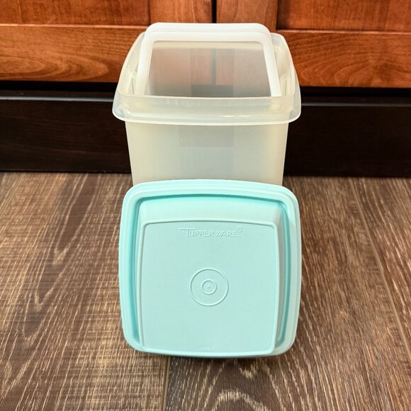 Tupperware Pick-A-Deli Pickle Container - Picture 16 of 16